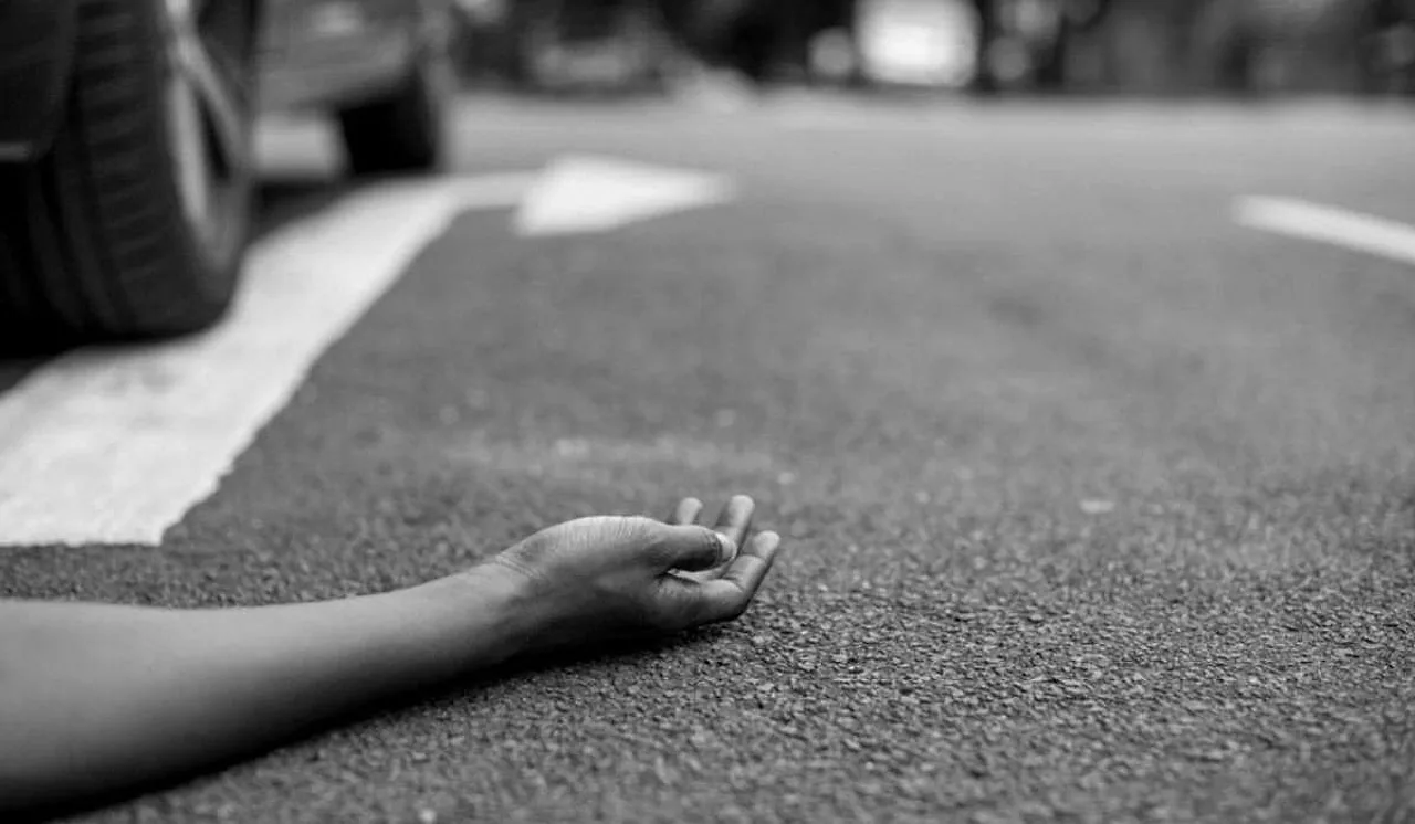 Bhind Road Tragedy: Biker Loses Balance on NH-719 Bypass, Slips Under Dumper's Rear Wheel — Entire Crash Caught on a Hotel's CCTV