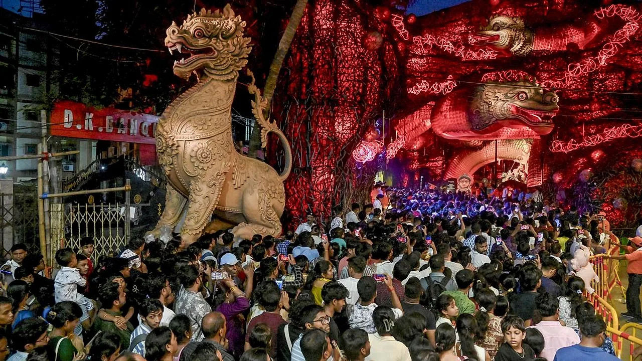 लाइव: कोलकाता पूजा पंडाल में भगदड़ से जुड़े ताजा घटनाक्रम | भीड़ संभालने के लिए 9 वरिष्ठ आईपीएस तैनात, गिरफ्तार सात आरोपी रिमांड पर — 19 अक्तूबर 2026