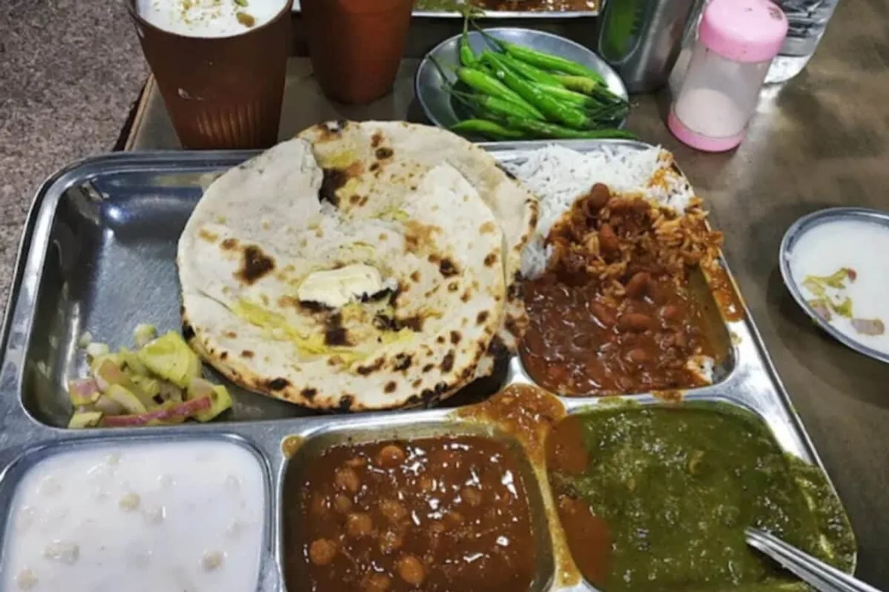 देहरादून की पंजाबी रसोई का स्वाद: धर्मेंद्र थाली से लेकर मुरथल वाले परांठों तक, ये 5 ढाबे जेब पर भारी नहीं पड़ते