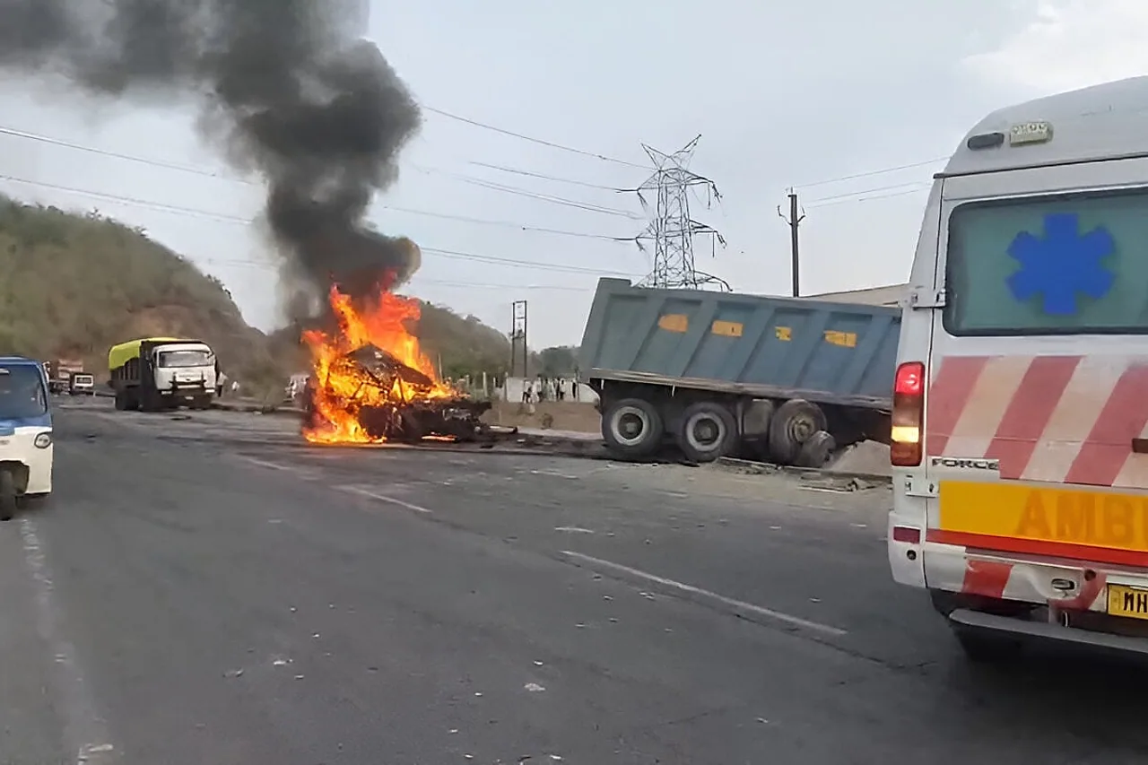 Fatal Overtake on Jabalpur-Mandla Road: Scorpio Bursts Into Flames After Hitting Haiwa, Two Burnt Alive