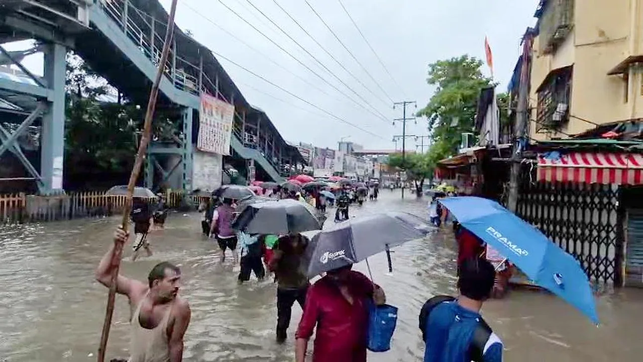 Live: Landslides Snap Mumbai-Pune Rail Link; Deaths, Closures Mount as Maharashtra Reels Under Heavy Rain