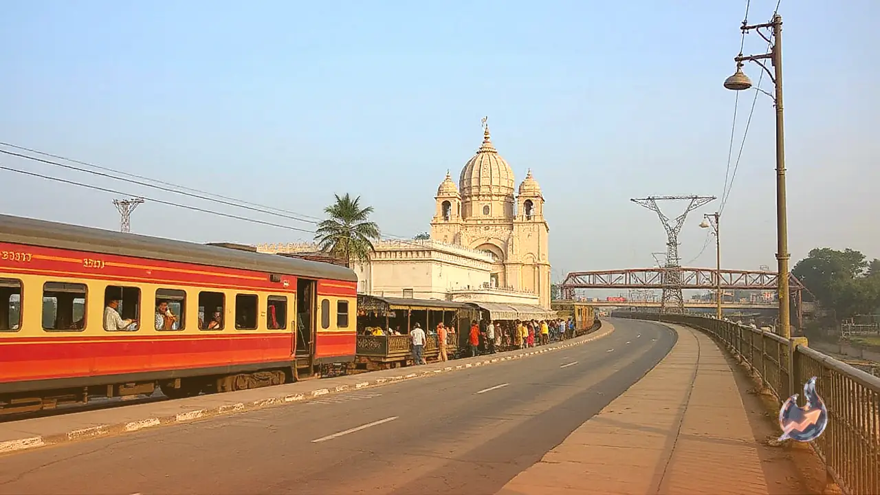A 350-Year-Old Gwalior Temple Where Train Drivers Honk to Pay Respects
