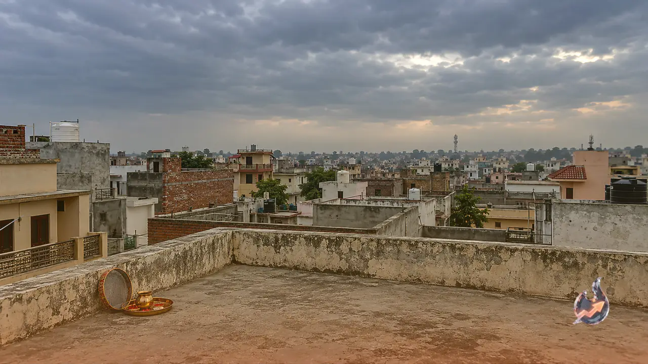हरियाणा में करवा चौथ पर बिगड़ा मौसम, फरीदाबाद से अंबाला तक छतों पर चांद का इंतजार कर रही महिलाएं