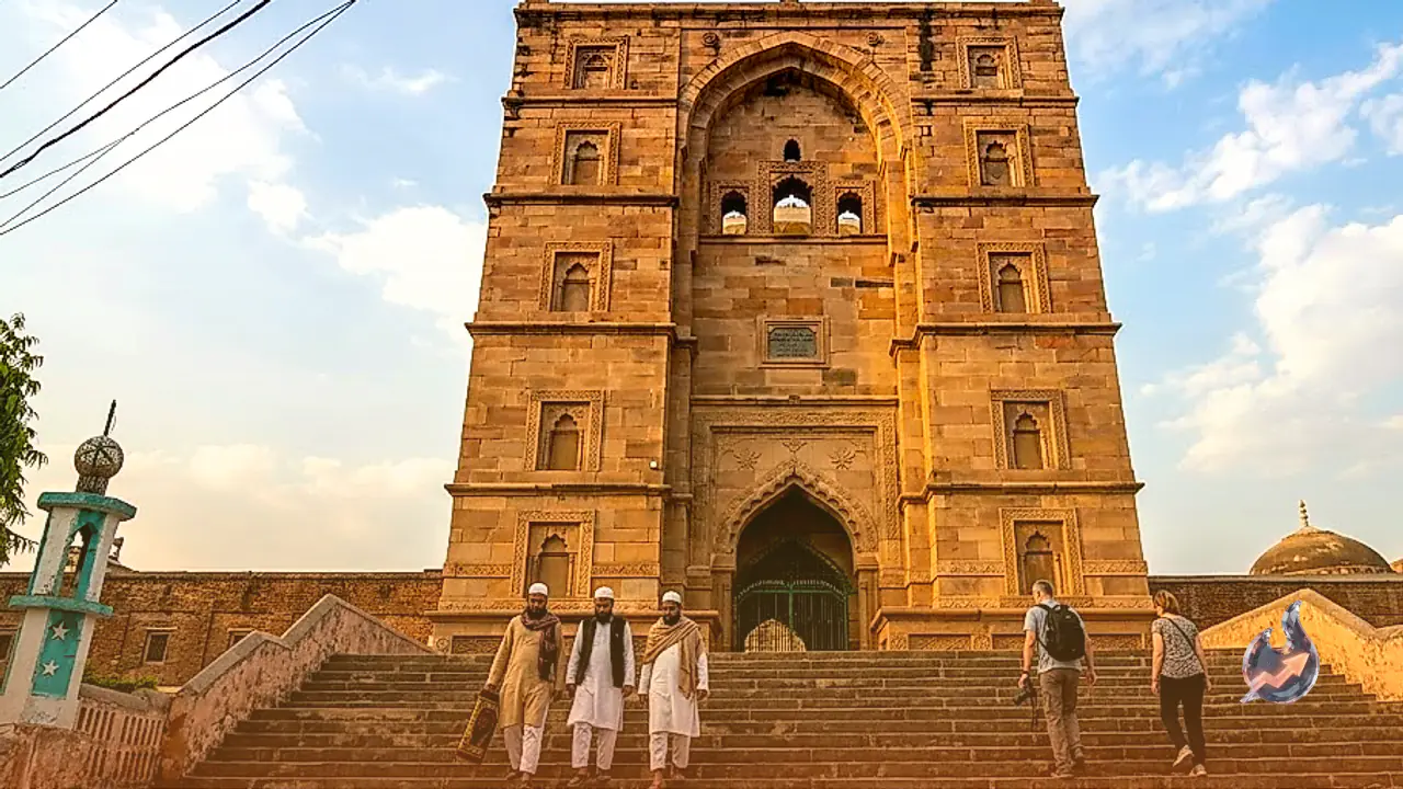 बड़ी मस्जिद के नाम से मशहूर जौनपुर की यह इमारत सदियों से खड़ी है शान से