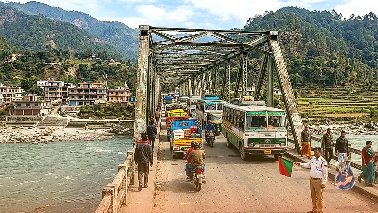 बागेश्वर का गोमती मोटर पुल: छह दशक बाद भी संभाल रहा ट्रैफिक
