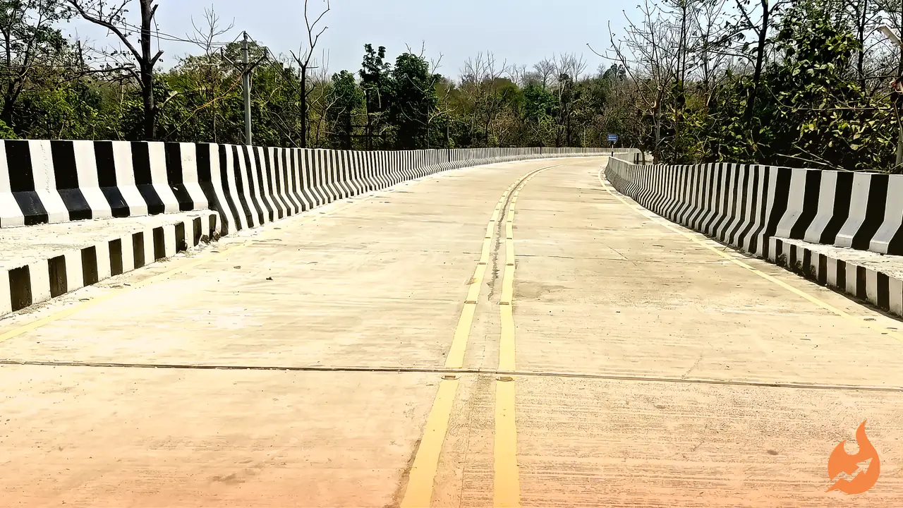 Balaghat's 'Cricket Bat' Bridge: Footpath Missing on a Big Stretch of the 746-Metre ROB, Engineer Says Forest NOC Would Have Taken 25 Years