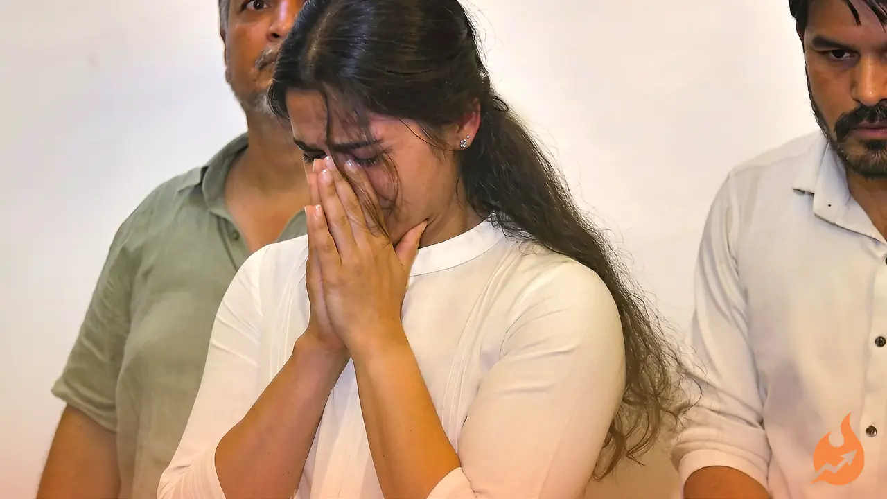 India's Shooting 'Dronacharya' Jaspal Rana Bid Farewell; Manu Bhaker Breaks Down Before Her Mentor's Body
