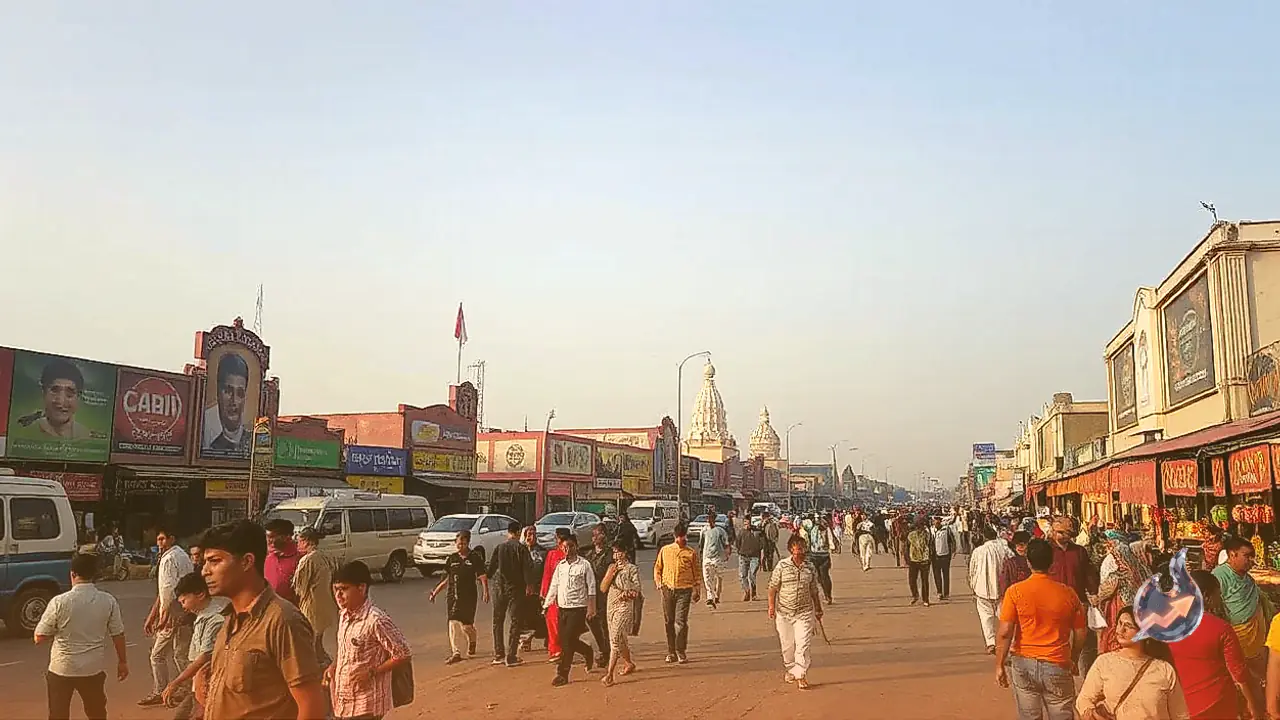 Budget Shoppers Flock to Raipur Gol Bazar as Fashion Hub Draws Multi-State Crowds