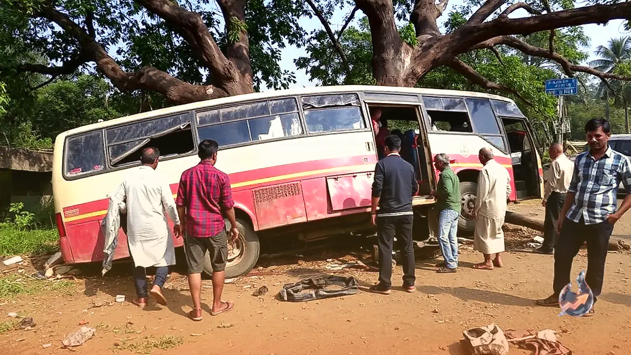 छत्तीसगढ़ में भीषण सड़क हादसा, पेड़ से टकराने के बाद बस के उड़े परखच्चे, छह लोगों की मौत और 40 घायल
