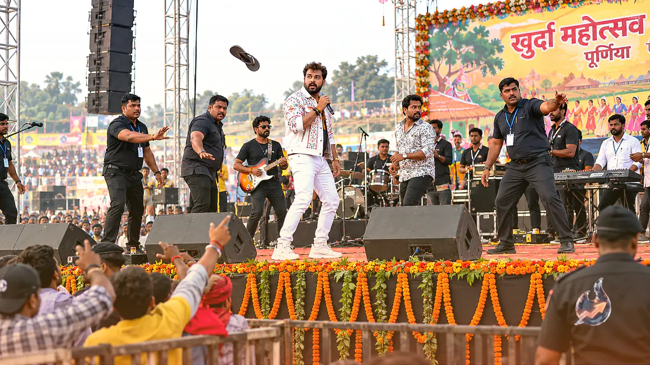 पूर्णिया में स्टेज शो के दौरान खेसारी लाल यादव पर फेंकी चप्पल, सांसद पप्पू यादव ने दी चेतावनी