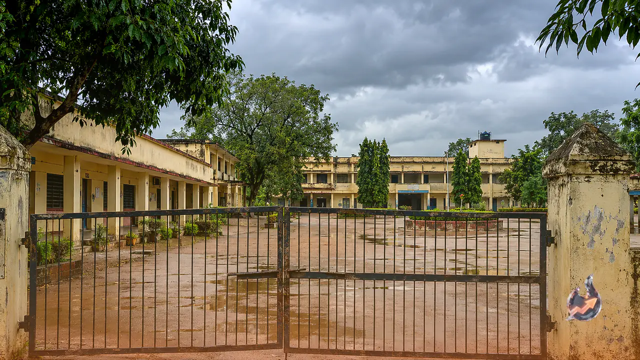 Cyclone Arnab Warning Prompts Closure of All Schools and Colleges Across Dhamtari