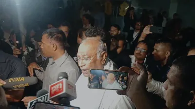 लाइव: मुख्य चुनाव आयुक्त के खिलाफ विपक्ष का प्रदर्शन, राहुल और खड़गे ने सुप्रीम कोर्ट का रुख किया