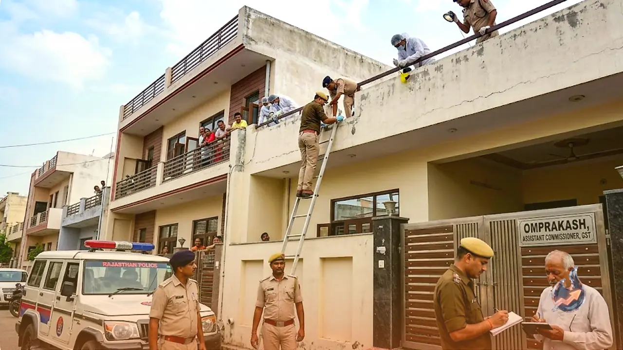 Armed Men Scale Rooftop to Storm Alwar GST Officer's Home, Hold Family Hostage for 20 Tola Gold Heist