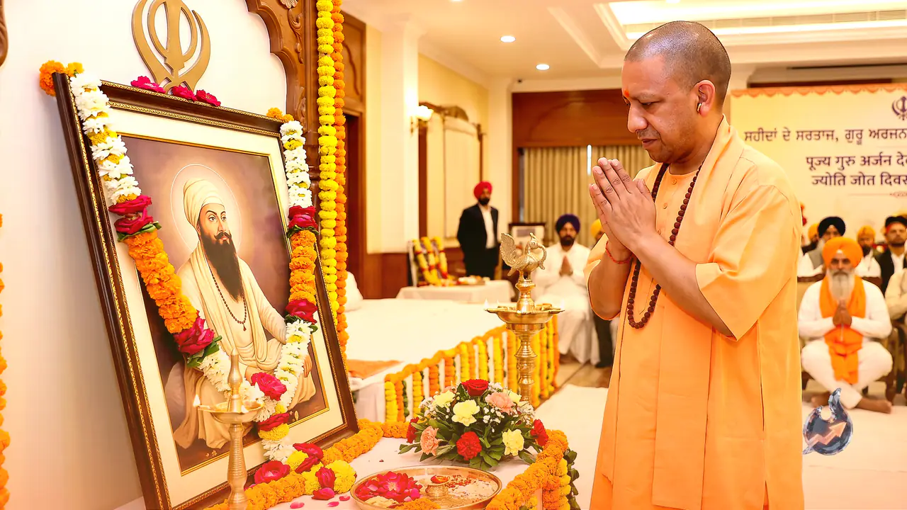 Yogi Adityanath Pays Tribute to Guru Arjan Dev Ji Maharaj on His Jyoti Jyot Divas, Calls His Sacrifice Unparalleled in History