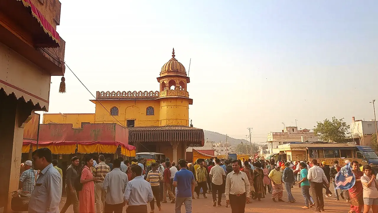 Indore Famous Saffron Tea Magic, Huge Crowds Gather at 43-Year-Old Vishal Tea Corner