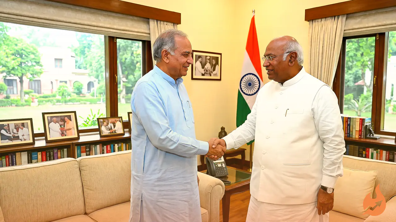 कांग्रेस अध्यक्ष Kharge से मिले लोकसभा सांसद Tariq Anwar, दिल्ली में हुई मुलाकात