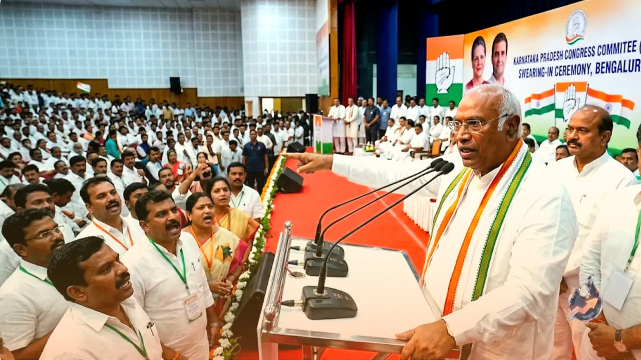 खरगे का गुस्सा फूटा मंच पर, बीके हरिप्रसाद के शपथ समारोह में 'डीके-डीके' नारों पर कार्यकर्ताओं को लगाई कड़ी फटकार
