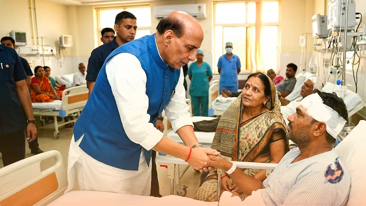 Rajnath Singh Visits Lucknow Accident Site and KGMU, Personally Meets the Injured and Their Families