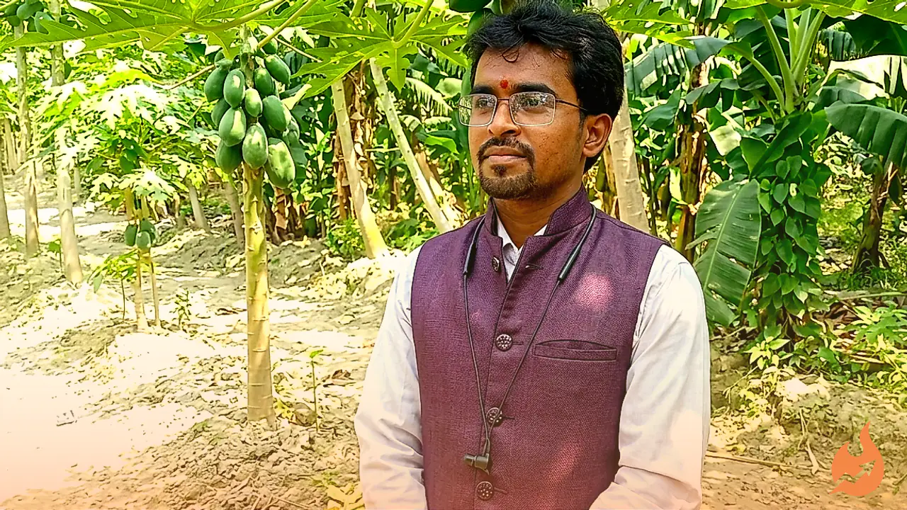 मधुबनी के पढ़े-लिखे युवक की मिसाल: सरकारी अफसर की कुर्सी छोड़ पपीते की खेती से सालाना 30-35 लाख की कमाई, 25 परिवारों का पाल रहे पेट
