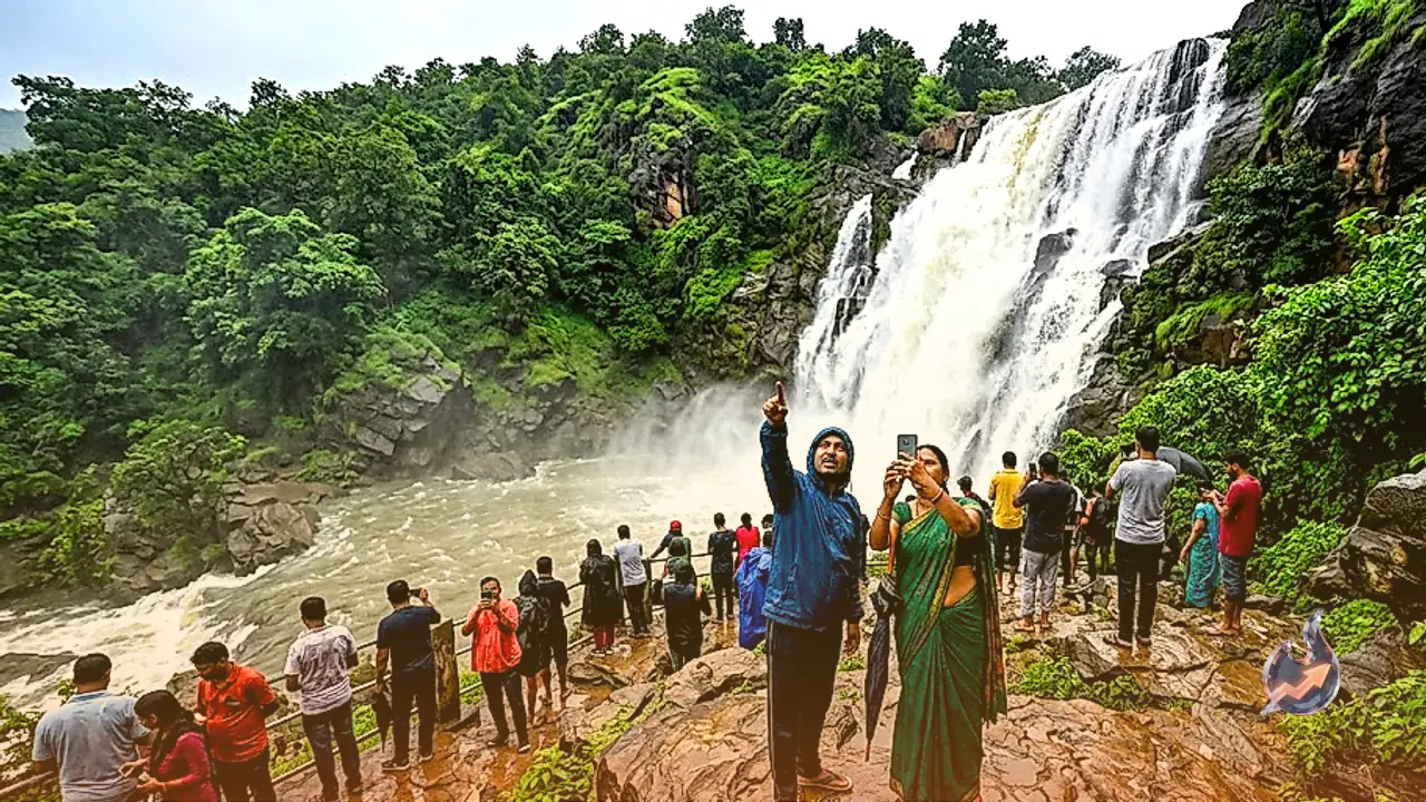 मानसून में निखरा हजारीबाग के सिकरी झरने का सौंदर्य, 70 फीट की ऊंचाई से गिरती जलधारा लुभा रही पर्यटक