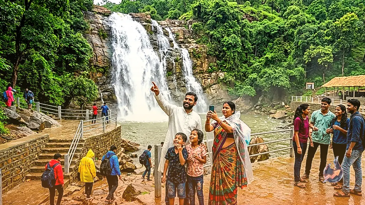 माओवादियों के खौफ से निकलकर पर्यटकों की भीड़ तक, जमुई के इस झरने की कहानी बदल रही है