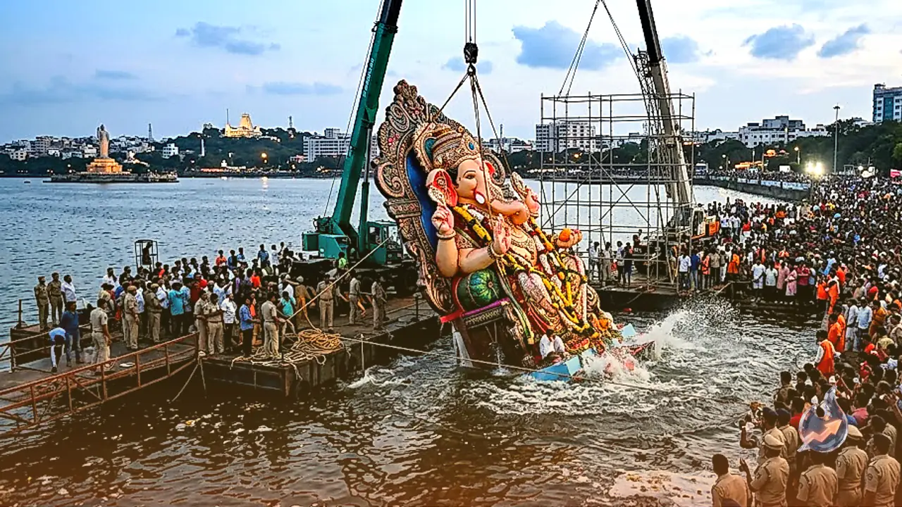हैदराबाद के हुसैन सागर में खैरताबाद गणेश की विशाल प्रतिमा का विसर्जन संपन्न, सुरक्षा के कड़े इंतजामों के बीच पूरी हुई विदाई यात्रा