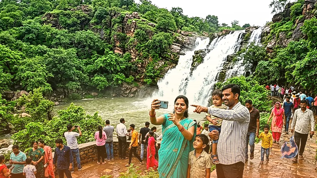 राजस्थान के भरतपुर में सावन की बारिश से इमलिया कुंड झरना उफान पर, प्राकृतिक सुंदरता देखने पहुंचे पर्यटक