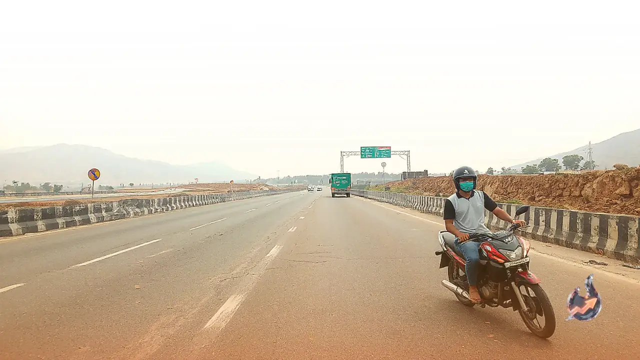Tragic Two-Youth Fatality on Kichha Highway After Bike Strikes Stone and Hits Divider