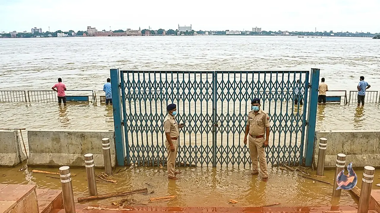 Rising Ganga Water Levels Trigger Atal Ghat Closure in Kanpur as Flood Alerts Extend Downstream to Varanasi