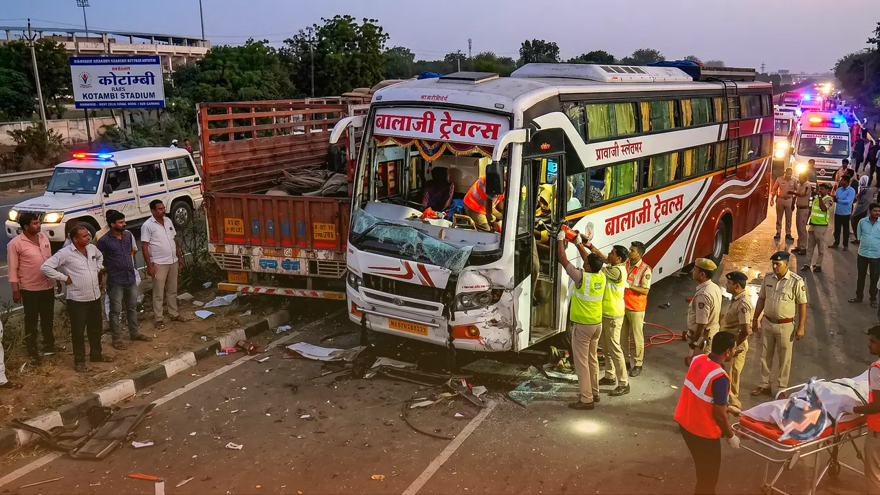 Seven Killed, Including 9-Year-Old, as Surat-Bound Sleeper Bus Slams Into Parked Truck in Vadodara