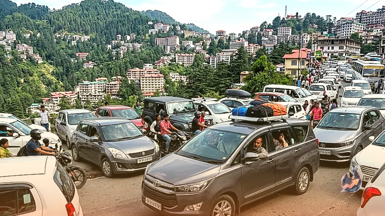 Weekend Rush Triggers Massive Traffic Jams in Shimla and Parwanoo as Tourists Flock to Himachal